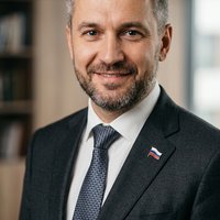 Портрет уверенного российского бизнесмена с дружелюбным взглядом на нейтральном фоне для сайта брокера